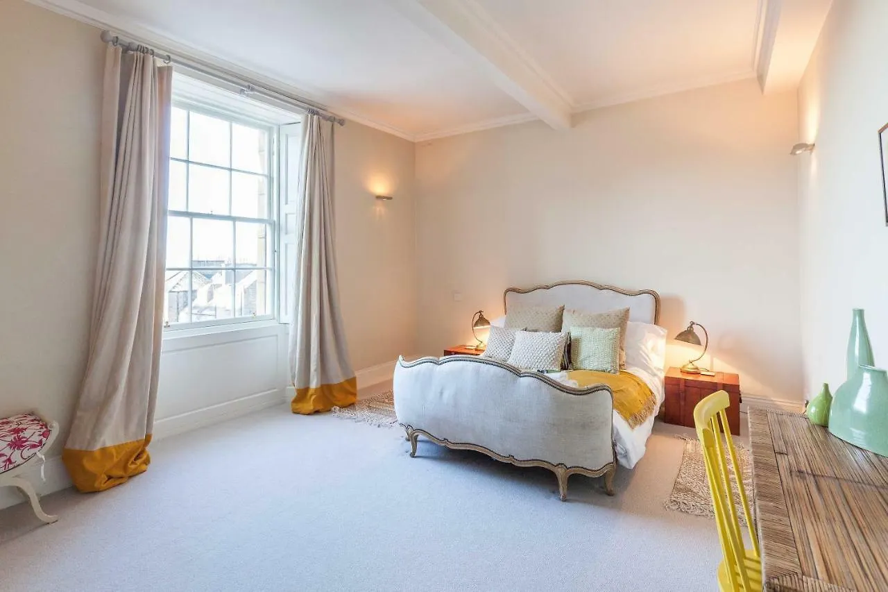 North Castle Street Luxury 3 Bedroom/3 Bathroom Edinburgh Daire